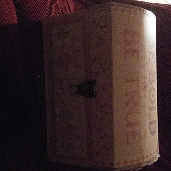 Box 📦 - Picture 2 of 4